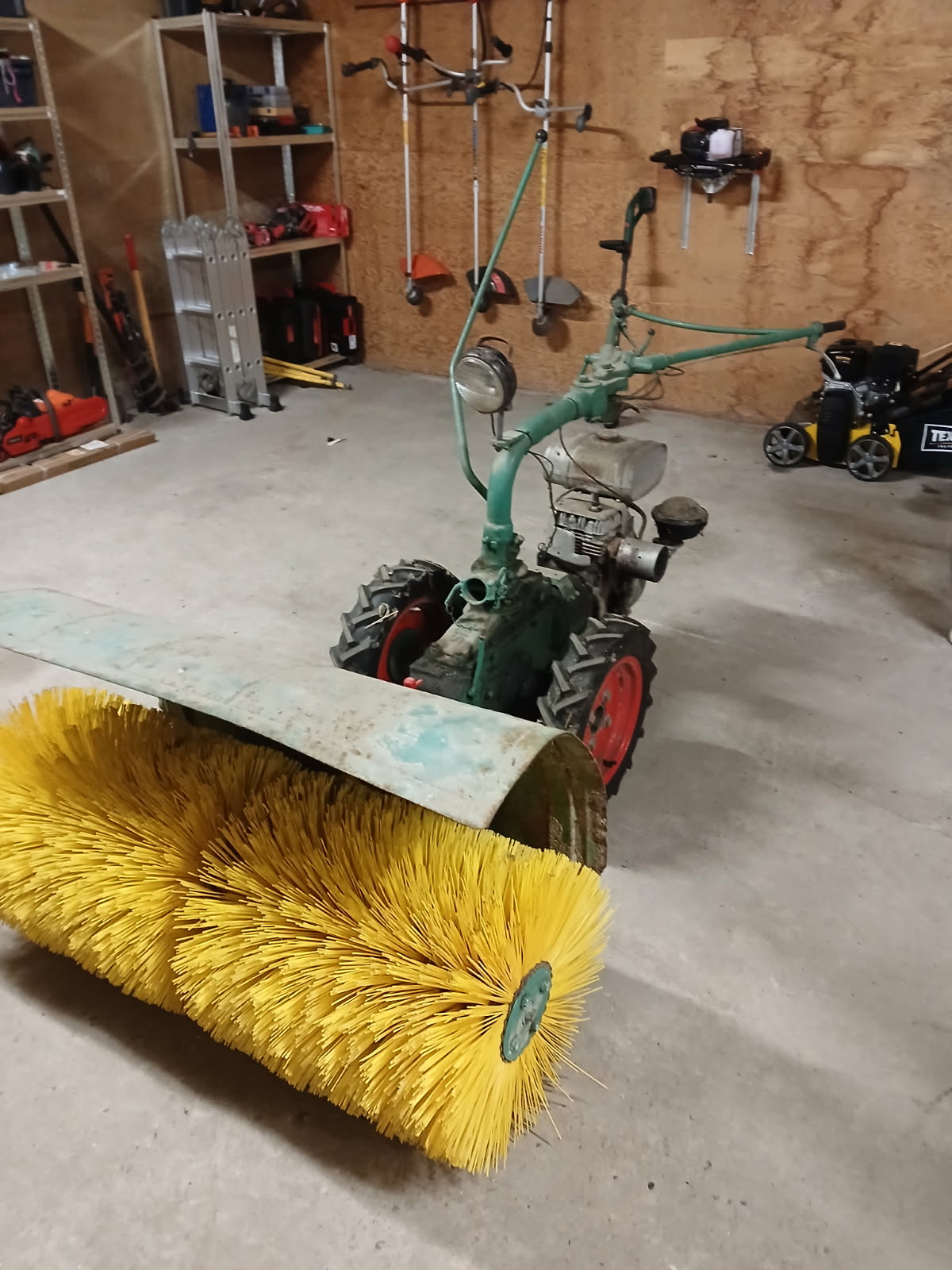 Kraftig motorkost med gul kost til fejning og snerydning, klar til udlejning
