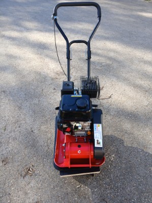 Pladevibrator på 60 kg til komprimering af grus og sand før belægning